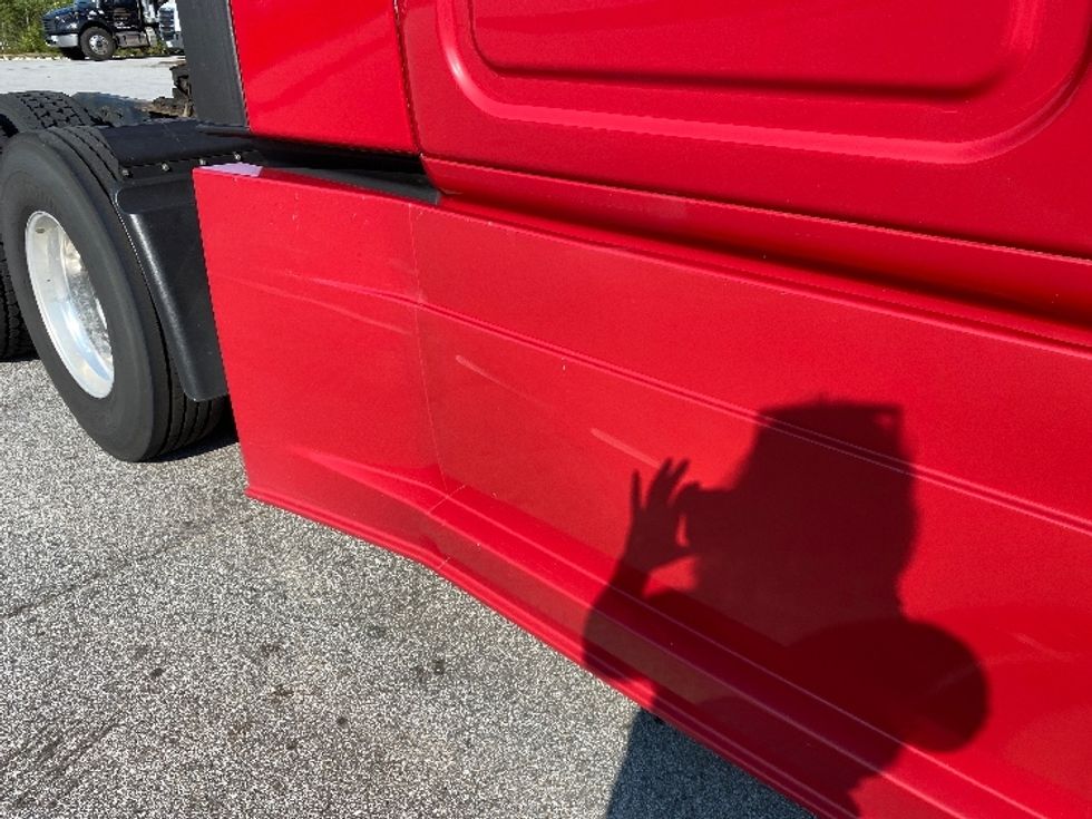 Sleeper Tractor-Heavy Duty Tractors-Freightliner-2019-Cascadia 12564ST-Londonderry-NH-537,280\n\t\tmiles-$ 51,750 - Image 23