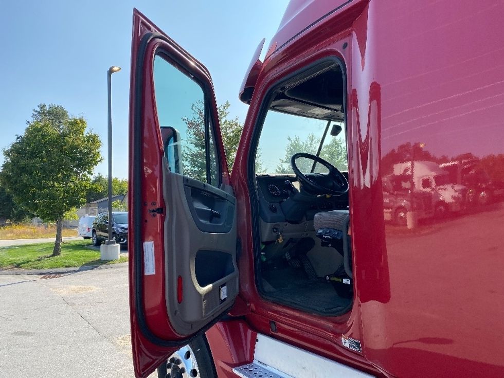 Sleeper Tractor-Heavy Duty Tractors-Freightliner-2019-Cascadia 12564ST-Londonderry-NH-537,280\n\t\tmiles-$ 51,750 - Image 9