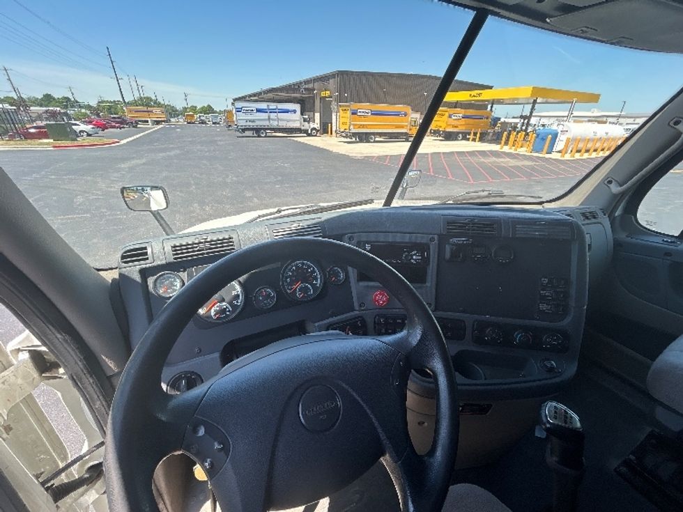 Sleeper Tractor-Heavy Duty Tractors-Freightliner-2019-Cascadia 12564ST-Lowell-AR-416,600\n\t\tmiles-$ 46,250 - Image 11