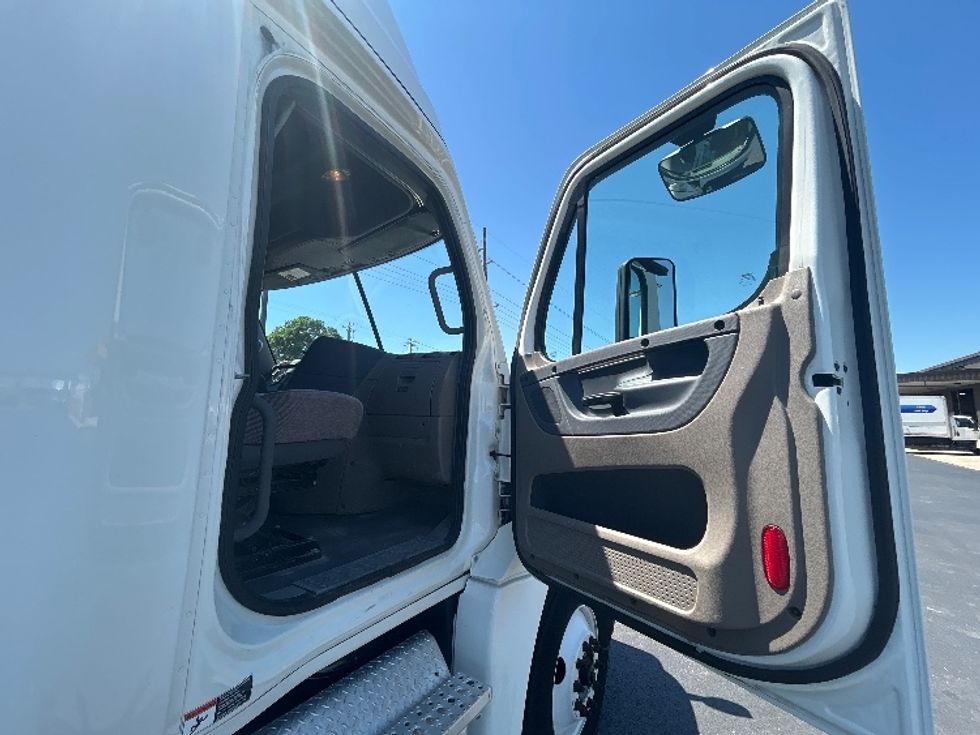 Sleeper Tractor-Heavy Duty Tractors-Freightliner-2019-Cascadia 12564ST-Lowell-AR-416,600\n\t\tmiles-$ 46,250 - Image 13
