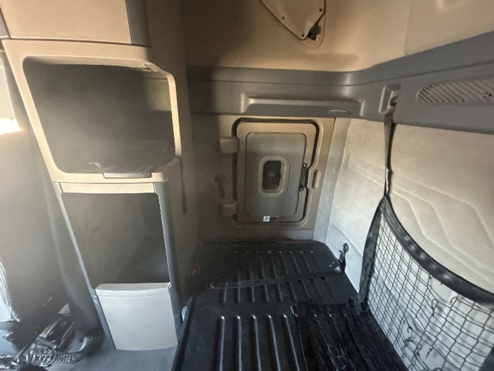 Sleeper Tractor-Heavy Duty Tractors-Freightliner-2019-Cascadia 12564ST-Lowell-AR-416,600\n\t\tmiles-$ 46,250 - Image 18