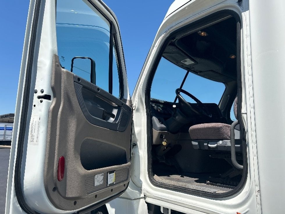 Sleeper Tractor-Heavy Duty Tractors-Freightliner-2019-Cascadia 12564ST-Lowell-AR-416,600\n\t\tmiles-$ 46,250 - Image 9