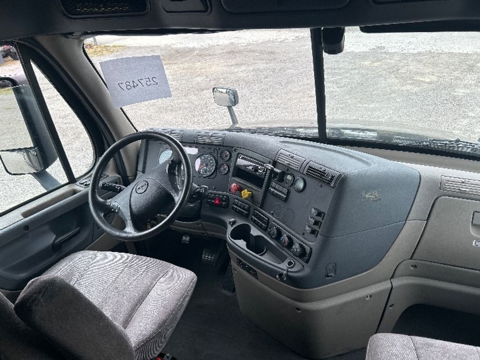 Sleeper Tractor-Heavy Duty Tractors-Freightliner-2019-Cascadia 12564ST-Mebane-NC-426,257\n\t\tmiles-$ 55,250 - Image 12