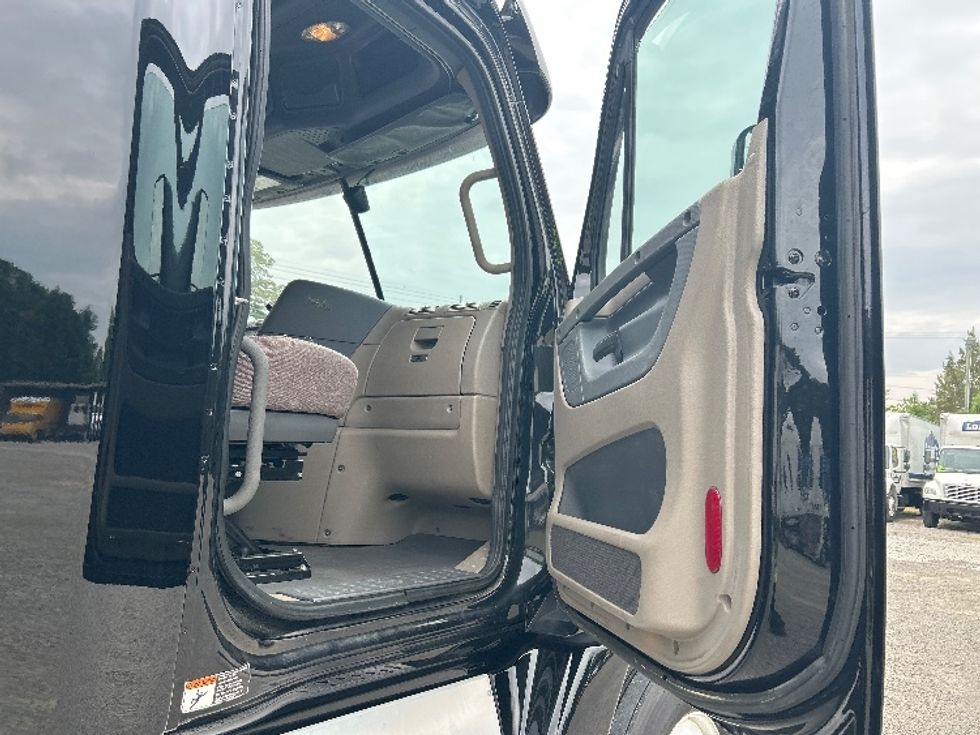 Sleeper Tractor-Heavy Duty Tractors-Freightliner-2019-Cascadia 12564ST-Mebane-NC-426,257\n\t\tmiles-$ 55,250 - Image 13