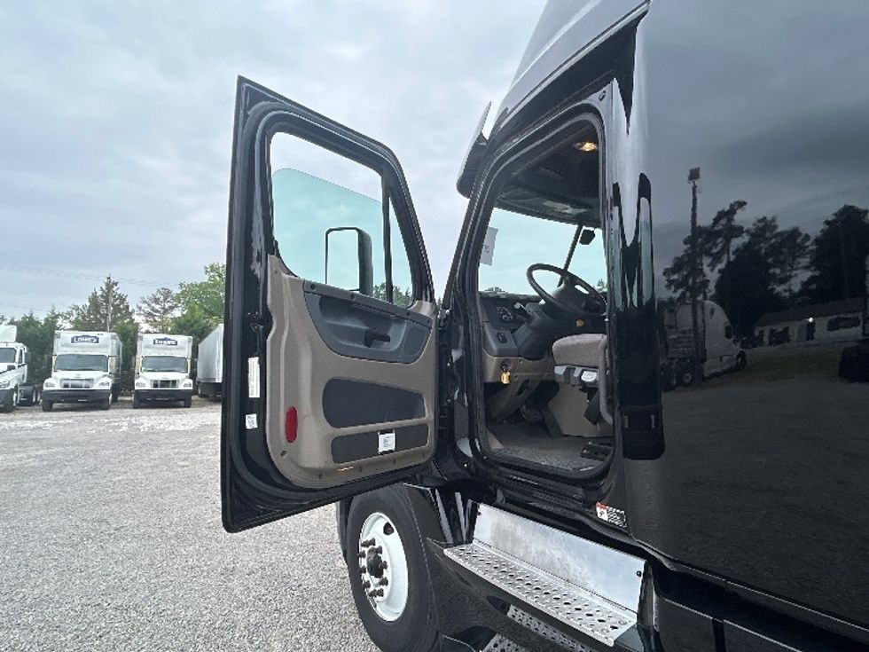 Sleeper Tractor-Heavy Duty Tractors-Freightliner-2019-Cascadia 12564ST-Mebane-NC-426,257\n\t\tmiles-$ 55,250 - Image 9