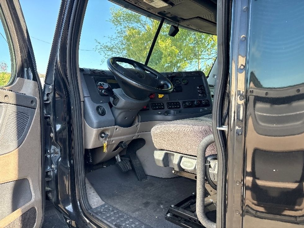 Sleeper Tractor-Heavy Duty Tractors-Freightliner-2019-Cascadia 12564ST-Mebane-NC-505,891\n\t\tmiles-$ 48,750 - Image 9