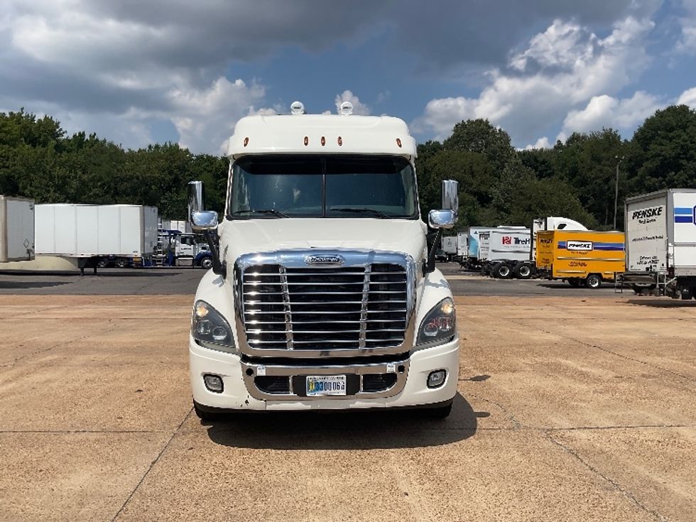2019 Freightliner Cascadia 125" Sleeper Cab photo 2