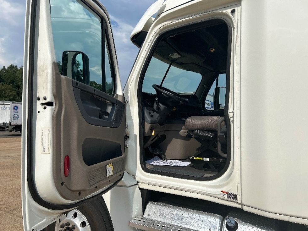 Sleeper Tractor-Heavy Duty Tractors-Freightliner-2019-Cascadia 12564ST-Memphis-TN-539,800\n\t\tmiles-$ 50,750 - Image 9