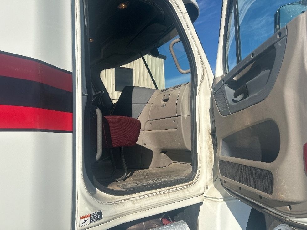 Sleeper Tractor-Heavy Duty Tractors-Freightliner-2019-Cascadia 12564ST-Milwaukee-WI-487,287\n\t\tmiles-$ 50,500 - Image 13