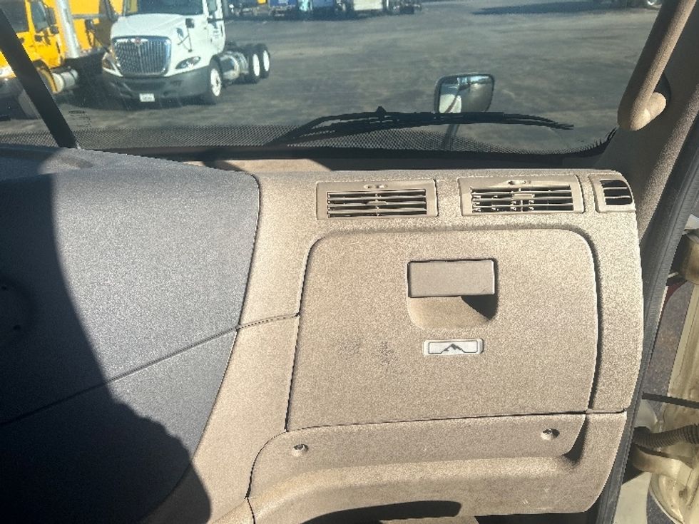 Sleeper Tractor-Heavy Duty Tractors-Freightliner-2019-Cascadia 12564ST-Milwaukee-WI-487,287\n\t\tmiles-$ 50,500 - Image 14