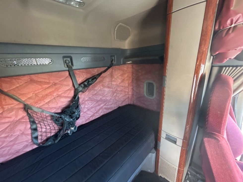 Sleeper Tractor-Heavy Duty Tractors-Freightliner-2019-Cascadia 12564ST-Milwaukee-WI-487,287\n\t\tmiles-$ 50,500 - Image 18