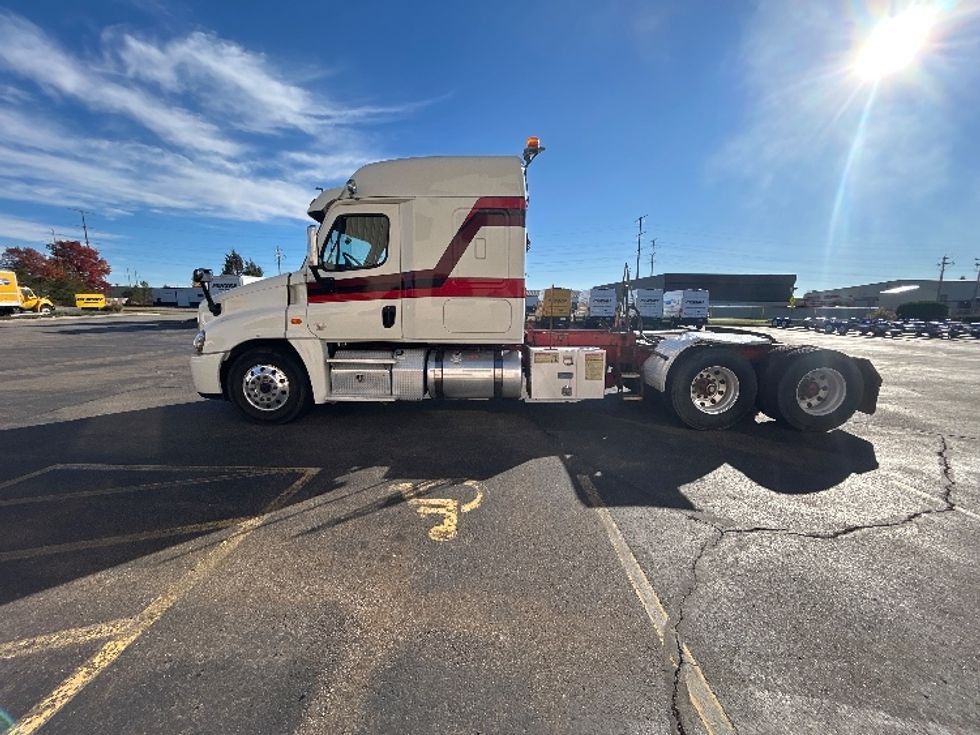 Sleeper Tractor-Heavy Duty Tractors-Freightliner-2019-Cascadia 12564ST-Milwaukee-WI-487,287\n\t\tmiles-$ 50,500 - Image 4