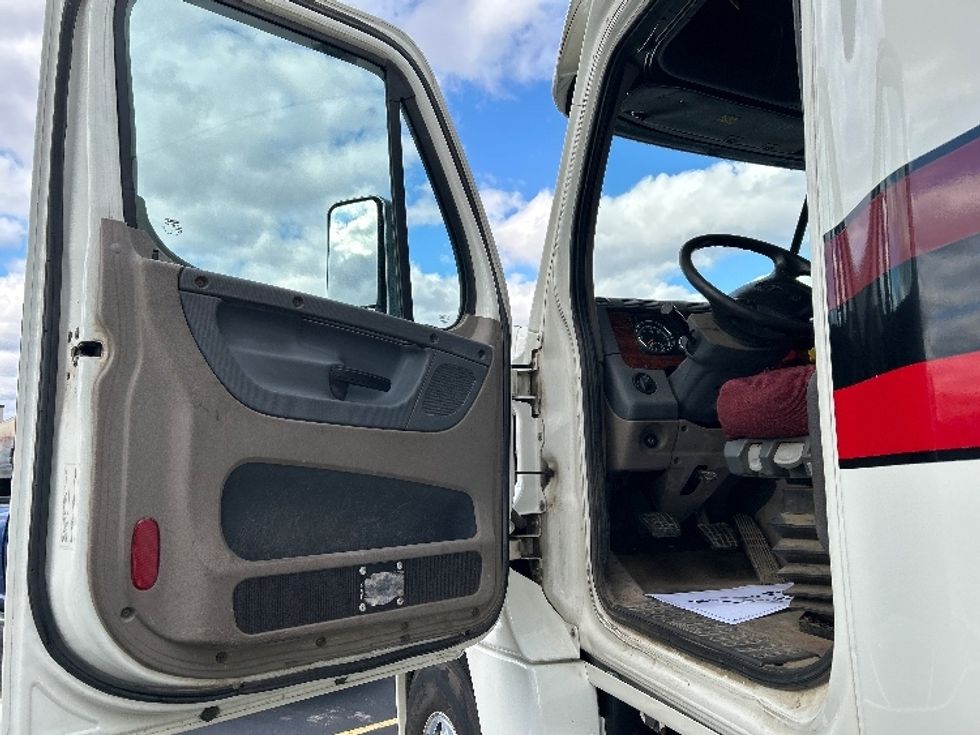 Sleeper Tractor-Heavy Duty Tractors-Freightliner-2019-Cascadia 12564ST-Milwaukee-WI-487,287\n\t\tmiles-$ 50,500 - Image 9