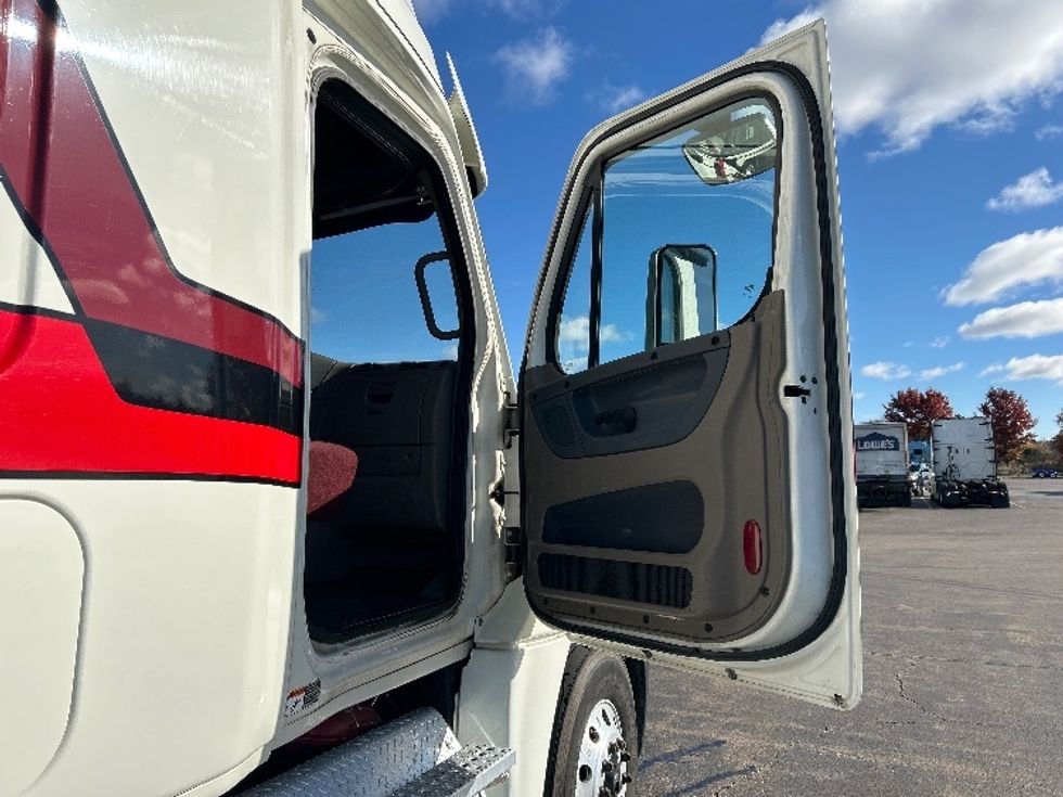 Sleeper Tractor-Heavy Duty Tractors-Freightliner-2019-Cascadia 12564ST-Milwaukee-WI-511,260\n\t\tmiles-$ 49,500 - Image 13