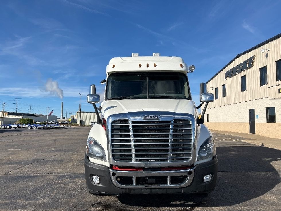 Sleeper Tractor-Heavy Duty Tractors-Freightliner-2019-Cascadia 12564ST-Milwaukee-WI-511,260\n\t\tmiles-$ 49,500 - Image 2