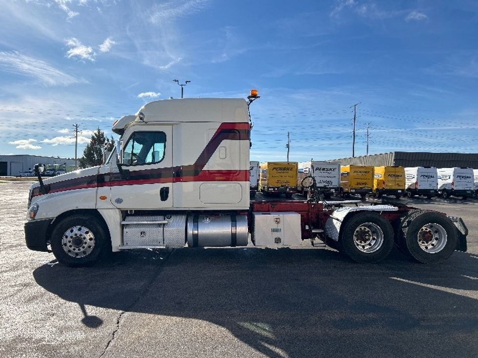 Sleeper Tractor-Heavy Duty Tractors-Freightliner-2019-Cascadia 12564ST-Milwaukee-WI-511,260\n\t\tmiles-$ 49,500 - Image 4