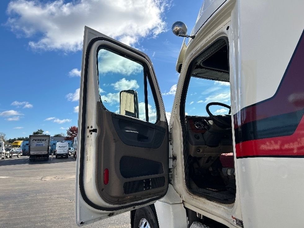 Sleeper Tractor-Heavy Duty Tractors-Freightliner-2019-Cascadia 12564ST-Milwaukee-WI-511,260\n\t\tmiles-$ 49,500 - Image 9