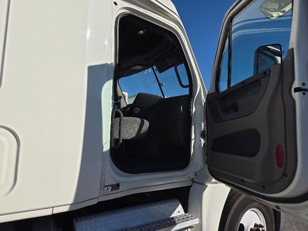 Sleeper Tractor-Heavy Duty Tractors-Freightliner-2019-Cascadia 12564ST-Mobile-AL-293,421\n\t\tmiles-$ 58,000 - Image 13