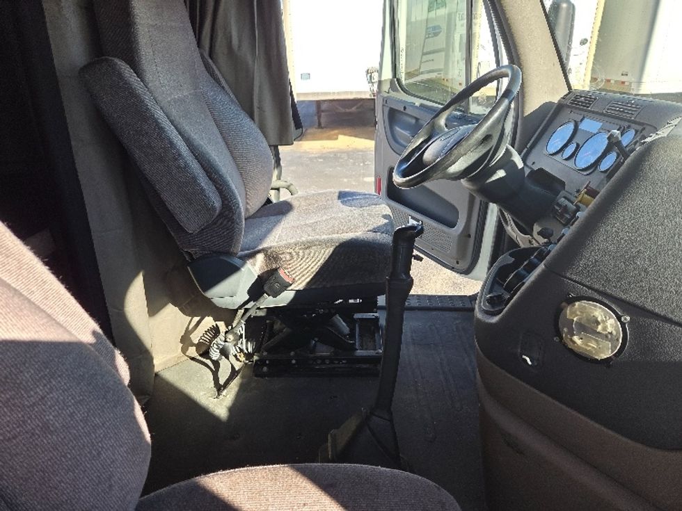 Sleeper Tractor-Heavy Duty Tractors-Freightliner-2019-Cascadia 12564ST-Mobile-AL-293,421\n\t\tmiles-$ 58,000 - Image 15