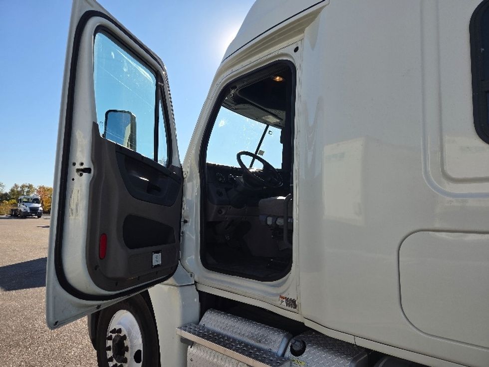 Sleeper Tractor-Heavy Duty Tractors-Freightliner-2019-Cascadia 12564ST-Mobile-AL-293,421\n\t\tmiles-$ 58,000 - Image 9