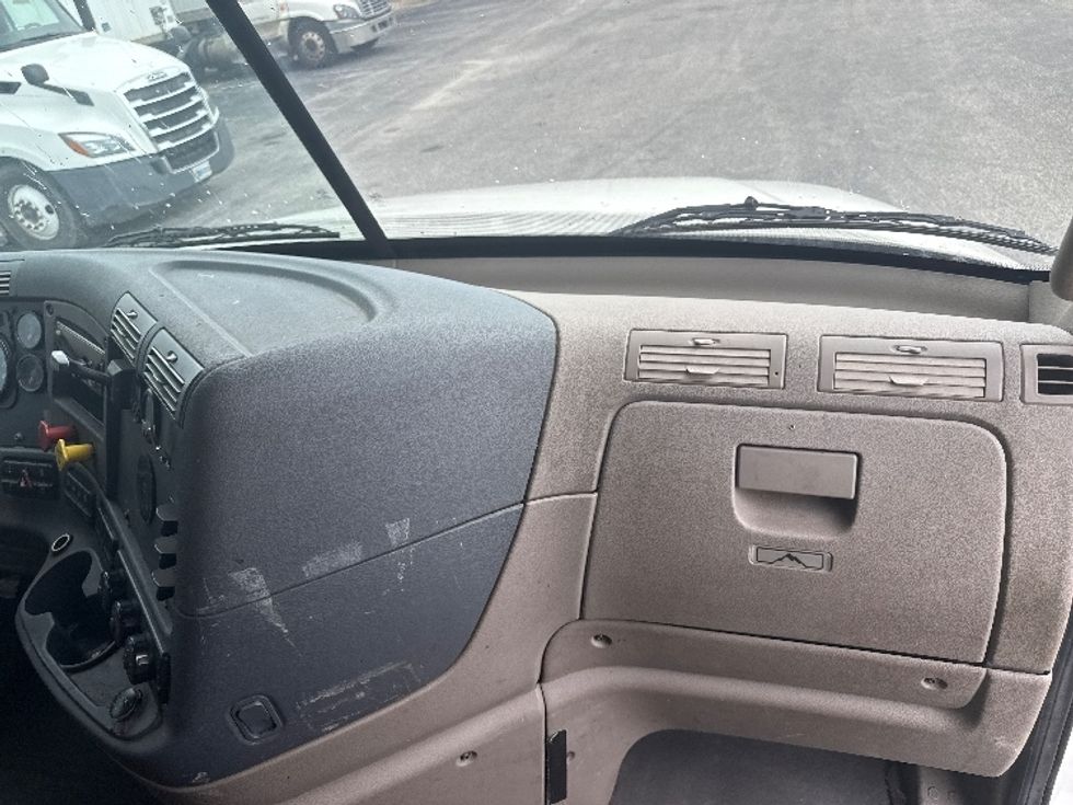 Sleeper Tractor-Heavy Duty Tractors-Freightliner-2019-Cascadia 12564ST-Mobile-AL-476,607\n\t\tmiles-$ 53,000 - Image 14