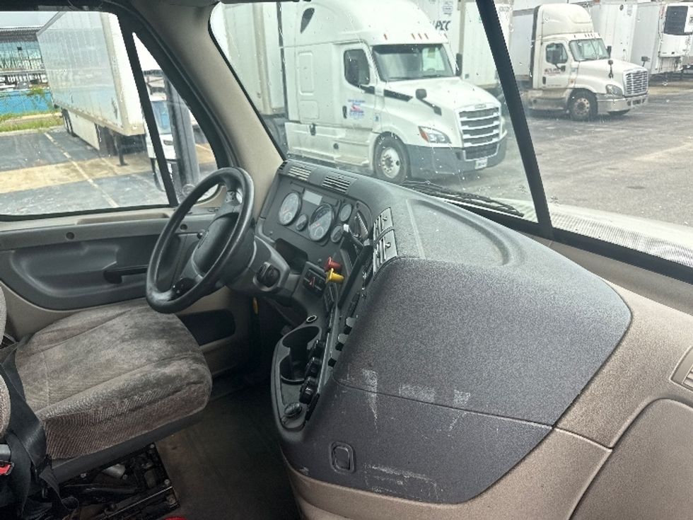 Sleeper Tractor-Heavy Duty Tractors-Freightliner-2019-Cascadia 12564ST-Mobile-AL-476,607\n\t\tmiles-$ 53,000 - Image 15