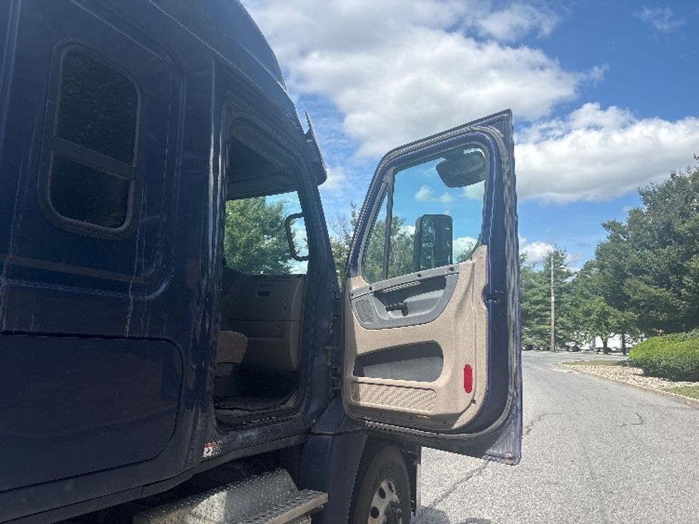 Sleeper Tractor-Heavy Duty Tractors-Freightliner-2019-Cascadia 12564ST-Montgomery-NY-256,296\n\t\tmiles-$ 68,750 - Image 13