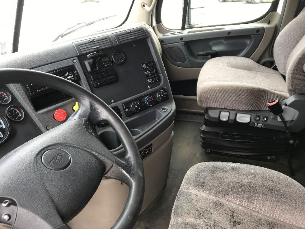 Sleeper Tractor-Heavy Duty Tractors-Freightliner-2019-Cascadia 12564ST-Montreal-PQ-825,016\n\t\tkm-$ 56,250 - Image 10