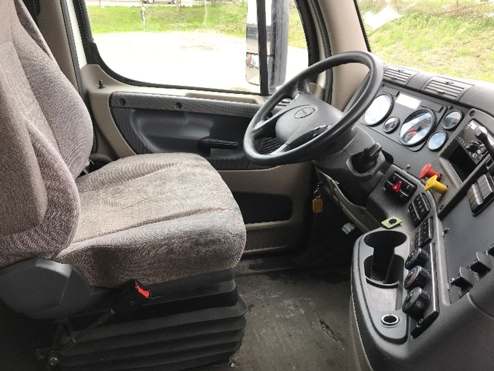 Sleeper Tractor-Heavy Duty Tractors-Freightliner-2019-Cascadia 12564ST-Montreal-PQ-825,016\n\t\tkm-$ 56,250 - Image 15