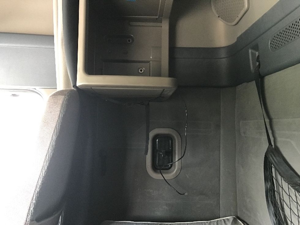 Sleeper Tractor-Heavy Duty Tractors-Freightliner-2019-Cascadia 12564ST-Montreal-PQ-825,016\n\t\tkm-$ 56,250 - Image 19