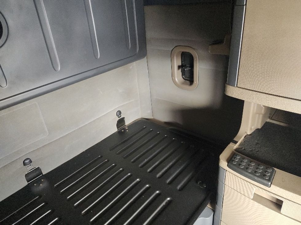 Sleeper Tractor-Heavy Duty Tractors-Freightliner-2019-Cascadia 12564ST-Mount Hope-OH-601,077\n\t\tmiles-$ 51,000 - Image 17