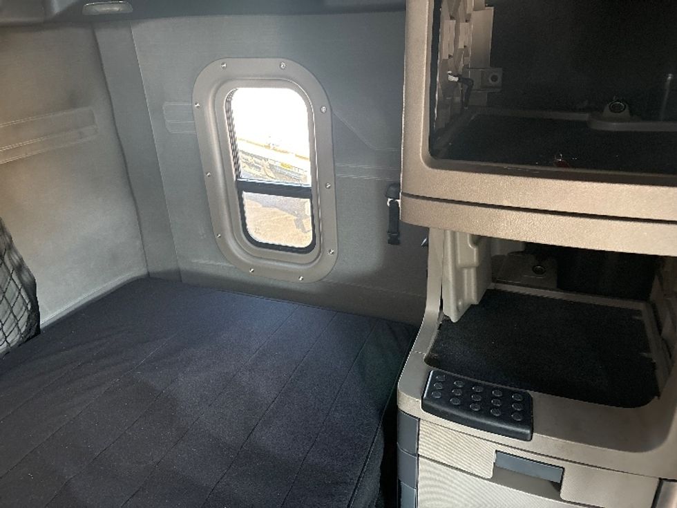 Sleeper Tractor-Heavy Duty Tractors-Freightliner-2019-Cascadia 12564ST-New Castle-DE-618,554\n\t\tmiles-$ 48,750 - Image 16