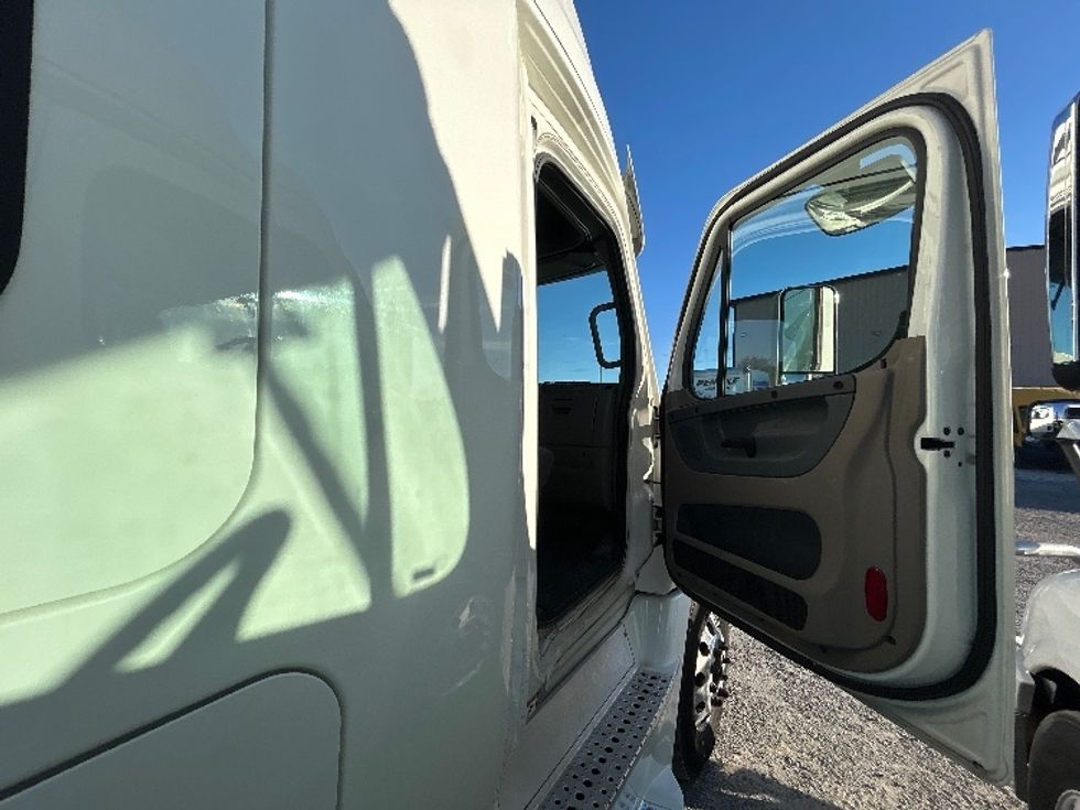 Sleeper Tractor-Heavy Duty Tractors-Freightliner-2019-Cascadia 12564ST-Ocala-FL-386,449\n\t\tmiles-$ 50,000 - Image 13