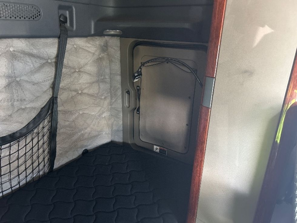 Sleeper Tractor-Heavy Duty Tractors-Freightliner-2019-Cascadia 12564ST-Ocala-FL-386,449\n\t\tmiles-$ 50,000 - Image 18