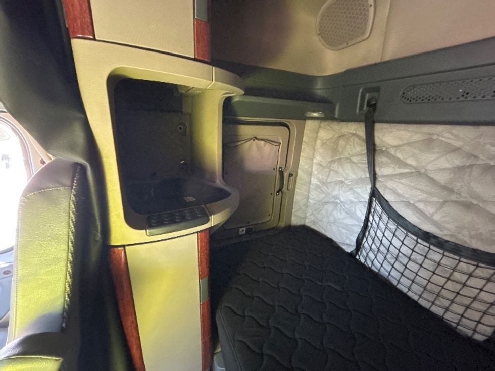 Sleeper Tractor-Heavy Duty Tractors-Freightliner-2019-Cascadia 12564ST-Ocala-FL-386,449\n\t\tmiles-$ 50,000 - Image 19