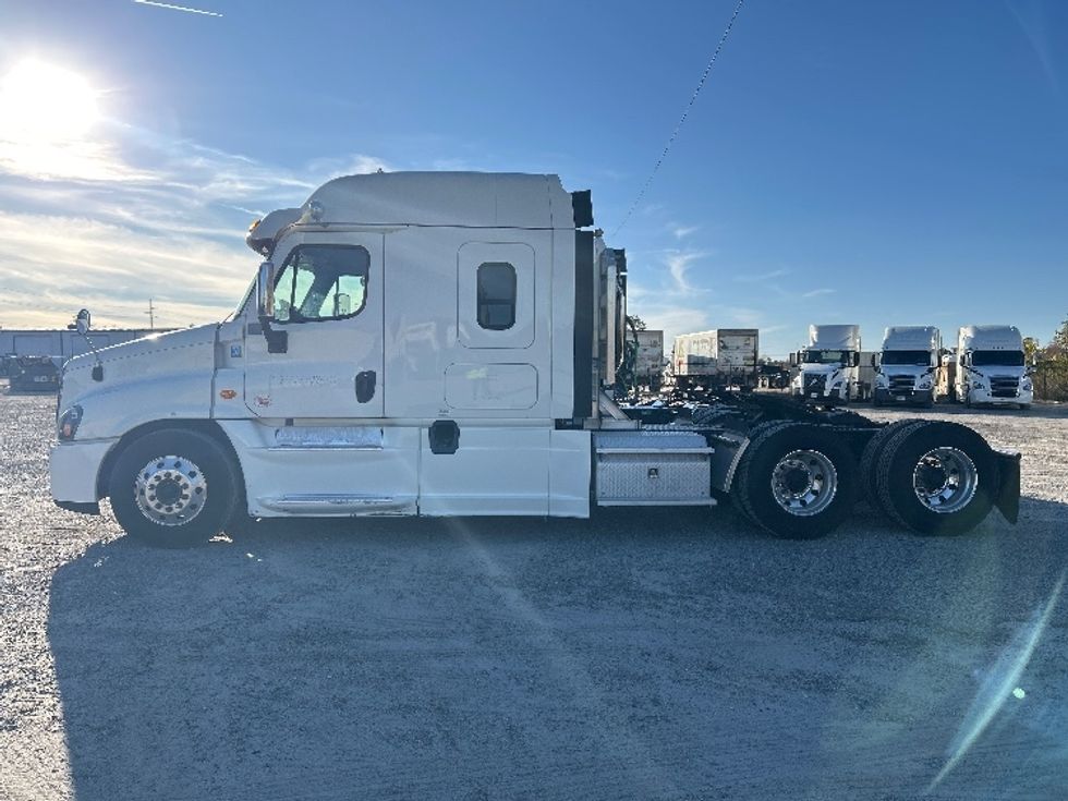 Sleeper Tractor-Heavy Duty Tractors-Freightliner-2019-Cascadia 12564ST-Ocala-FL-386,449\n\t\tmiles-$ 50,000 - Image 4