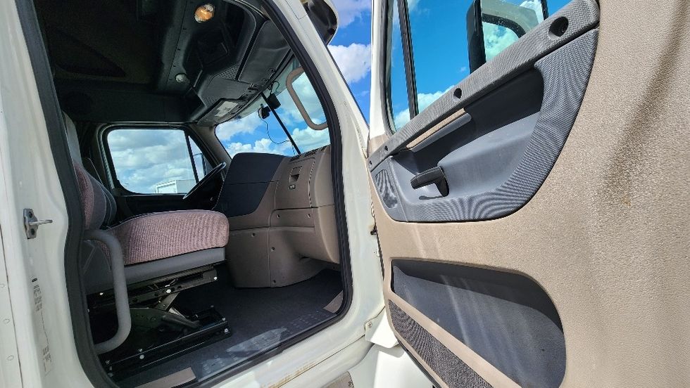 Sleeper Tractor-Heavy Duty Tractors-Freightliner-2019-Cascadia 12564ST-Ocala-FL-476,488\n\t\tmiles-$ 47,750 - Image 13