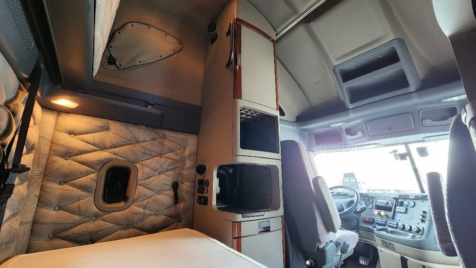 Sleeper Tractor-Heavy Duty Tractors-Freightliner-2019-Cascadia 12564ST-Ocala-FL-476,488\n\t\tmiles-$ 47,750 - Image 18