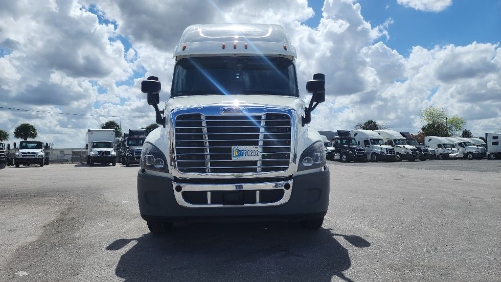 Sleeper Tractor-Heavy Duty Tractors-Freightliner-2019-Cascadia 12564ST-Ocala-FL-476,488\n\t\tmiles-$ 47,750 - Image 2