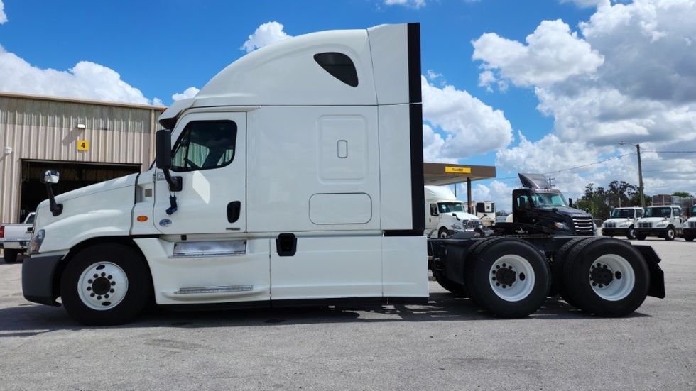 Sleeper Tractor-Heavy Duty Tractors-Freightliner-2019-Cascadia 12564ST-Ocala-FL-476,488\n\t\tmiles-$ 47,750 - Image 4
