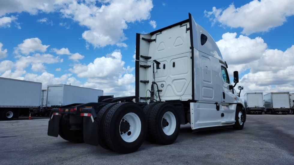 Sleeper Tractor-Heavy Duty Tractors-Freightliner-2019-Cascadia 12564ST-Ocala-FL-476,488\n\t\tmiles-$ 47,750 - Image 7