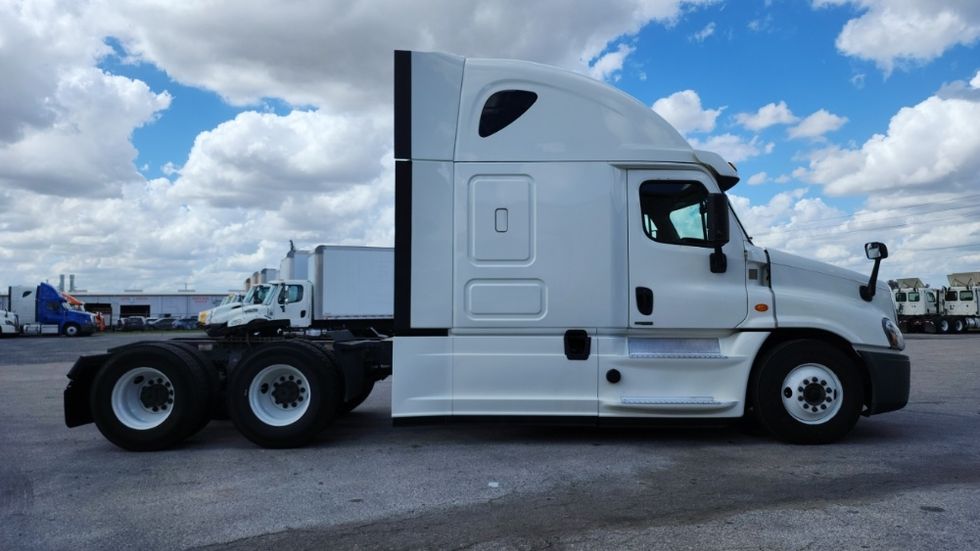 Sleeper Tractor-Heavy Duty Tractors-Freightliner-2019-Cascadia 12564ST-Ocala-FL-476,488\n\t\tmiles-$ 47,750 - Image 8