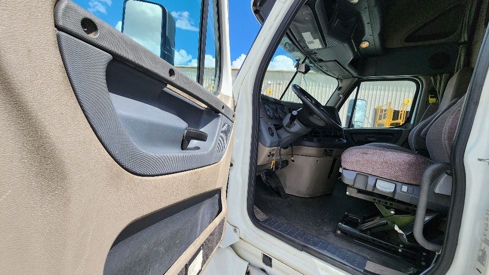 Sleeper Tractor-Heavy Duty Tractors-Freightliner-2019-Cascadia 12564ST-Ocala-FL-476,488\n\t\tmiles-$ 47,750 - Image 9