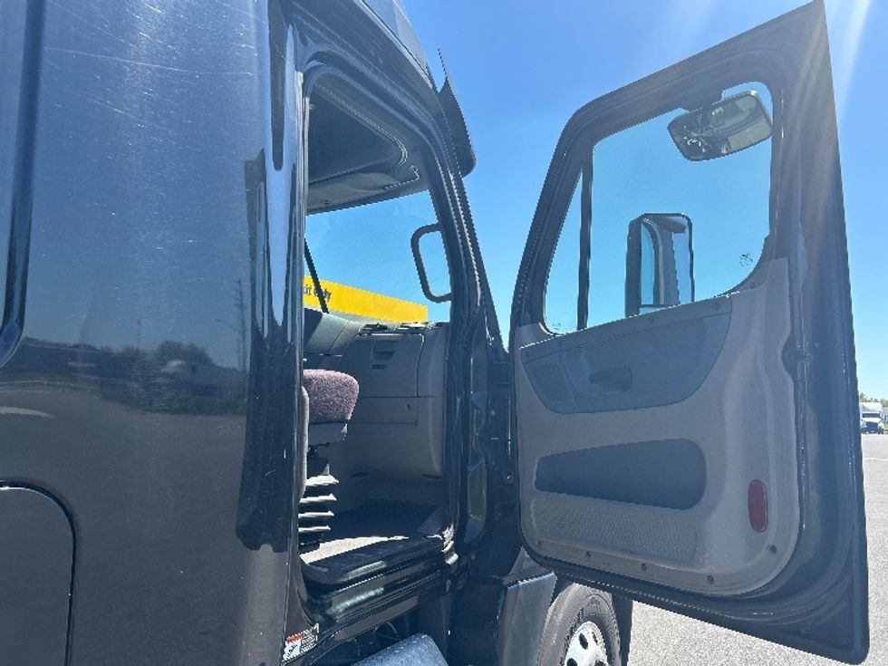 Sleeper Tractor-Heavy Duty Tractors-Freightliner-2019-Cascadia 12564ST-Ocala-FL-736,968\n\t\tmiles-$ 29,750 - Image 13