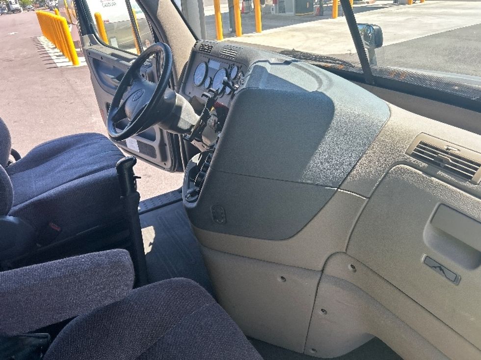 Sleeper Tractor-Heavy Duty Tractors-Freightliner-2019-Cascadia 12564ST-Ocala-FL-736,968\n\t\tmiles-$ 29,750 - Image 15