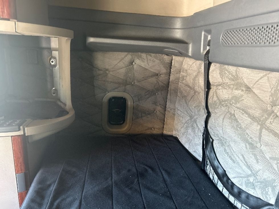 Sleeper Tractor-Heavy Duty Tractors-Freightliner-2019-Cascadia 12564ST-Ocala-FL-736,968\n\t\tmiles-$ 29,750 - Image 19