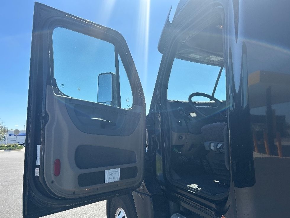 Sleeper Tractor-Heavy Duty Tractors-Freightliner-2019-Cascadia 12564ST-Ocala-FL-736,968\n\t\tmiles-$ 29,750 - Image 9