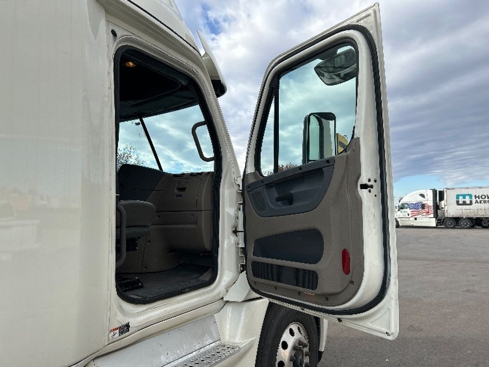 Sleeper Tractor-Heavy Duty Tractors-Freightliner-2019-Cascadia 12564ST-Oklahoma City-OK-551,004\n\t\tmiles-$ 47,000 - Image 13