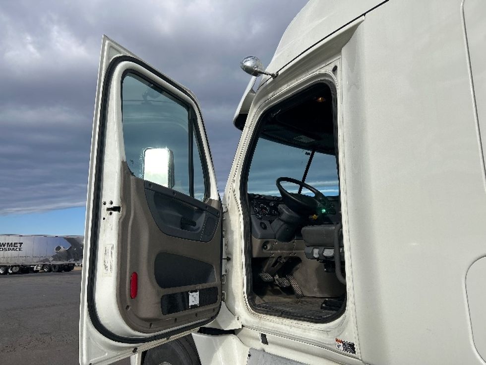 Sleeper Tractor-Heavy Duty Tractors-Freightliner-2019-Cascadia 12564ST-Oklahoma City-OK-551,004\n\t\tmiles-$ 47,000 - Image 9