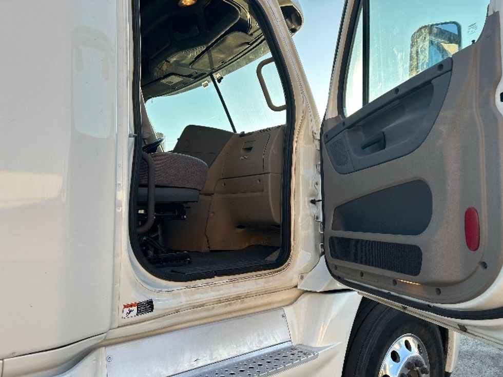 Sleeper Tractor-Heavy Duty Tractors-Freightliner-2019-Cascadia 12564ST-Oklahoma City-OK-599,342\n\t\tmiles-$ 42,500 - Image 13